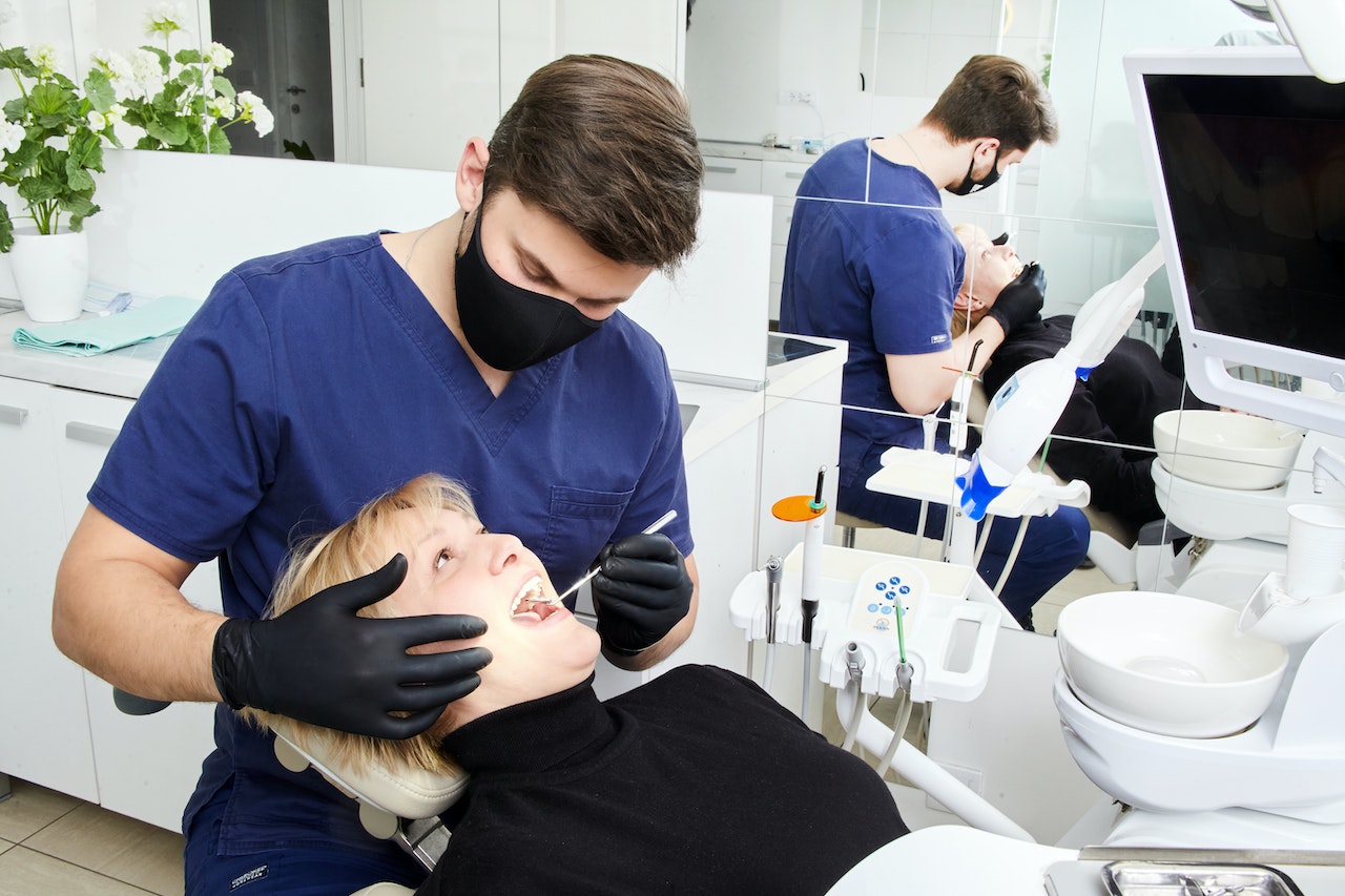 Pielęgnacja zębów podczas leczenia ortodontycznego. Co musisz wiedzieć?